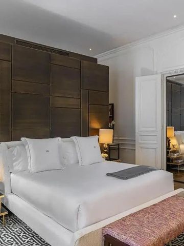 Elegantes Schlafzimmer mit Kingsize-Bett und edlem Interieur im J.K. Place Paris