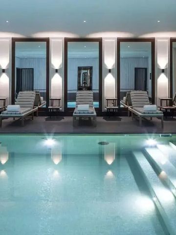 Luxuriöser Innenpool mit Liegen im eleganten Ambiente