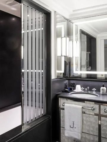 Luxuriöses Badezimmer mit Doppelwaschbecken und eleganter Ausstattung