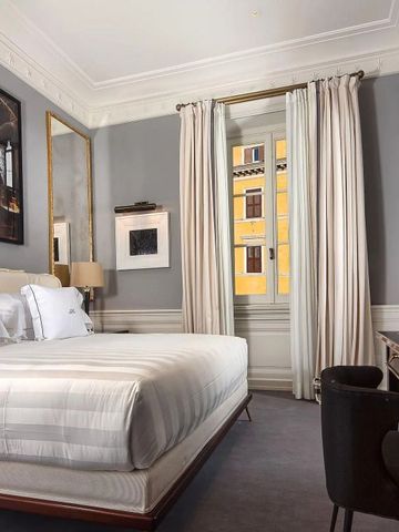 Luxuriöses Zimmer mit großem Bett und Kunstwerk im J.K. Place Roma