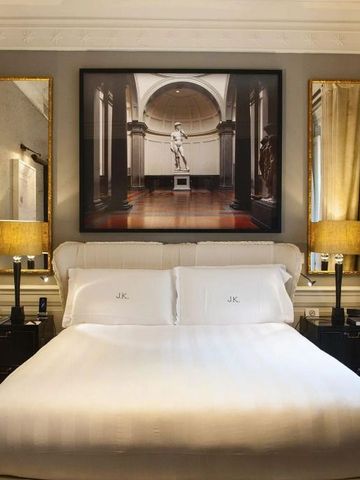 Elegantes Doppelzimmer mit dekorativer Kunst im J.K. Place Roma