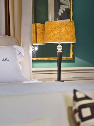 Detailaufnahme von Bett und Lampe in einem Zimmer des J.K. Place Roma