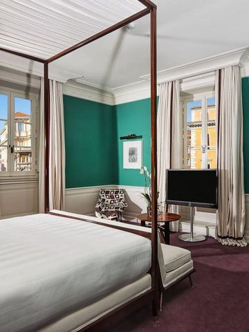 Geräumiges Zimmer mit Himmelbett und grüner Wand im J.K. Place Roma