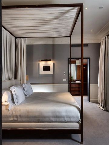 Elegantes Schlafzimmer mit Himmelbett und stilvollen Vorhängen