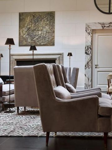 Luxuriöser Loungebereich mit eleganten Sesseln und stilvollem Dekor