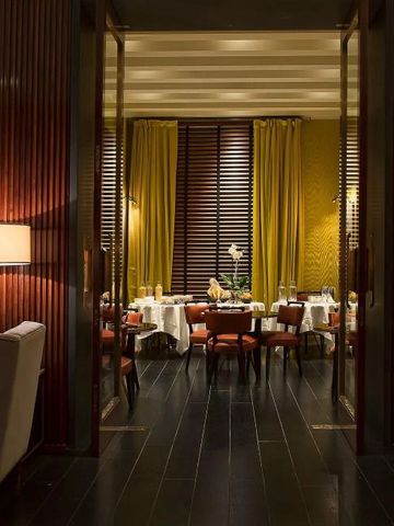 Eleganter Speisesaal mit gedämpftem Licht und luxuriöser Dekoration