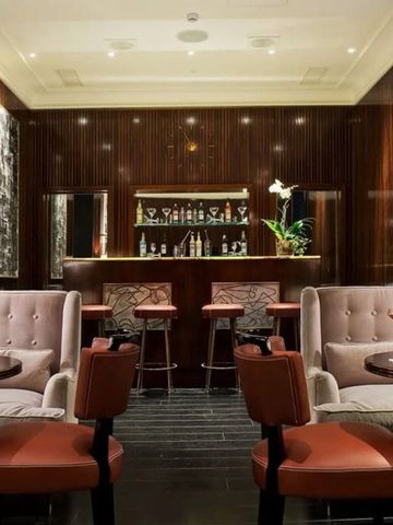 Elegante Hotelbar mit gemütlichen Sitzgelegenheiten und stilvollem Interieur