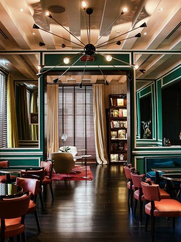 Luxuriöse Lounge mit stilvoller Dekoration und einladender Atmosphäre