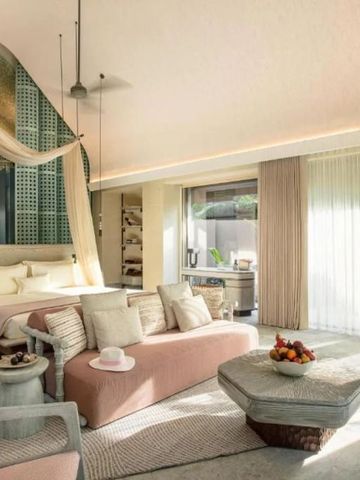 Geräumiges Schlafzimmer mit moderner Einrichtung und natürlichem Licht