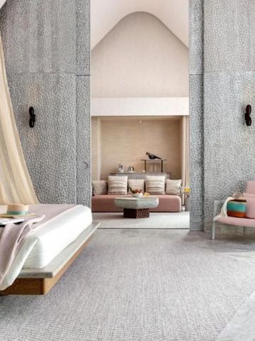 Elegantes Schlafzimmer mit Baldachinbett und stilvollem Design.