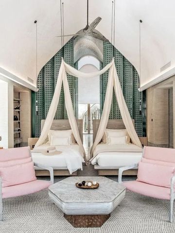 Zwei Betten in stilvoller Suite mit geschmackvollem Dekor.