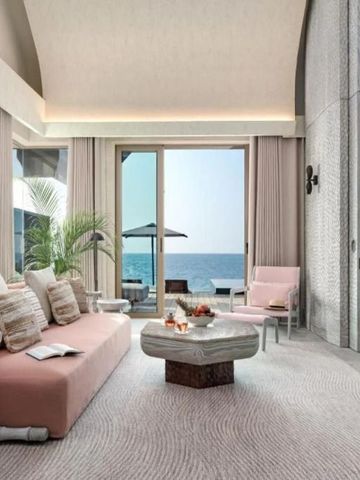 Helle Suite mit Meerblick und stilvoller Einrichtung.