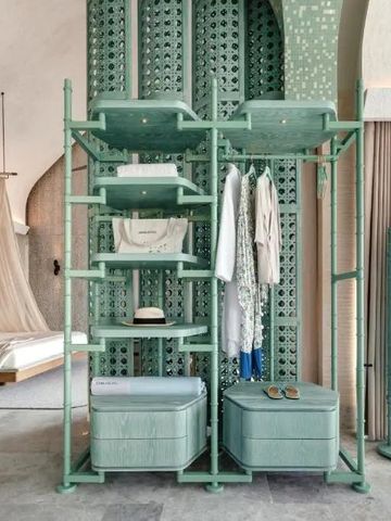 Offener Garderobenbereich mit modernem Design in einer Suite.