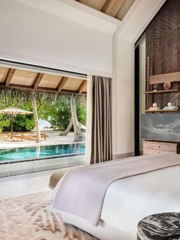 Blick vom Schlafzimmer auf privaten Pool und tropische Umgebung im Joali Maldives Resort