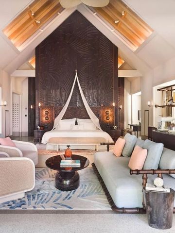 Großzügige Suite mit modernem Design und gemütlichen Sitzbereichen im Joali Maldives Resort