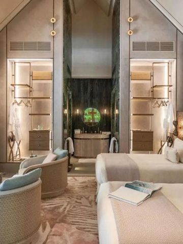 Luxuriös eingerichtetes Doppelzimmer mit zwei Betten und eleganter Dekoration