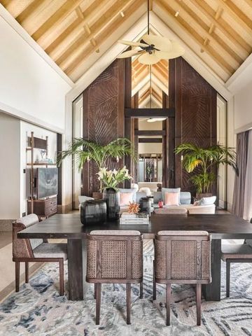 Geräumiges Wohnzimmer mit Esstisch und Meerblick in einer Villa