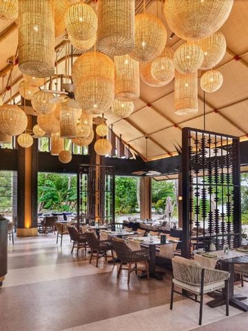 Restaurant mit stimmungsvoller Beleuchtung und modernen Design-Elementen