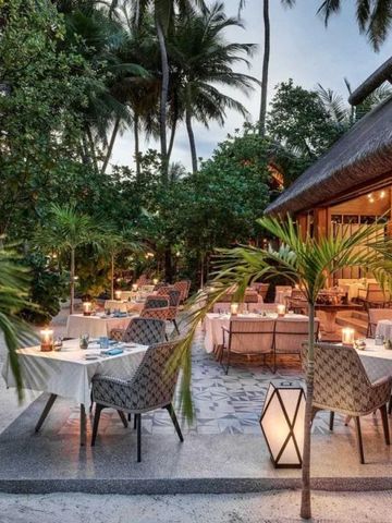 Romantische Abendatmosphäre im Freiluft-Restaurant umgeben von Natur