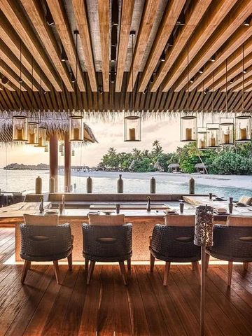 Bar mit Blick auf das Meer und moderner Holzeinrichtung