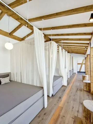 Ruhebereich im Wellnessbereich mit bequemen Liegen und Holzelementen