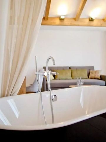 Moderne Suite mit freistehender Badewanne und gemütlicher Sitzecke