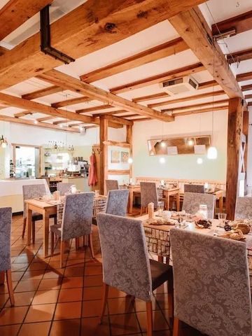 Gemütliches Restaurant mit rustikalen Holzbalken und stilvoll gedeckten Tischen