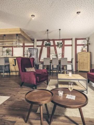 Gemütliche Lounge mit moderner Bar und bequemen Sitzmöbeln