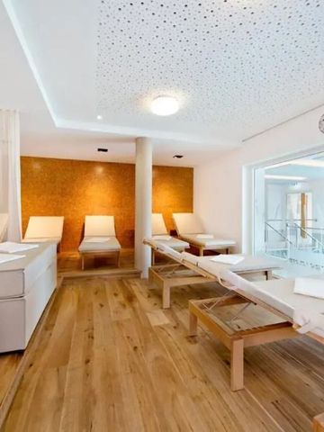 Gemütlicher Ruheraum mit hölzernem Boden und Liegen neben Fenster