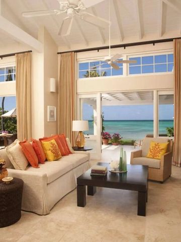 Luxuriöses Wohnzimmer mit Strandblick und eleganten Möbeln in neutralen Tönen