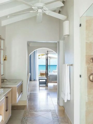 Luxuriöses Badezimmer mit Zugang zu einem Außenbereich und Blick auf das Meer