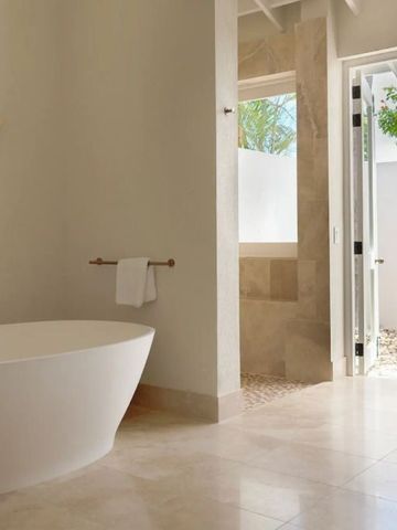 Luxusbad mit freistehender Badewanne und Zugang zu einem privaten Gartenbereich