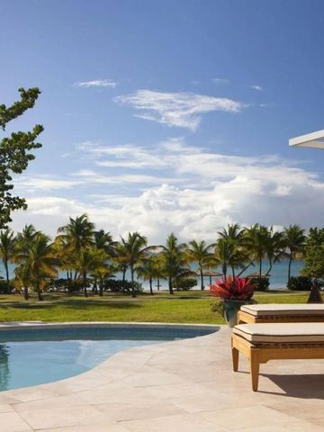 Privater Poolbereich mit Liegen und Blick auf das Meer.