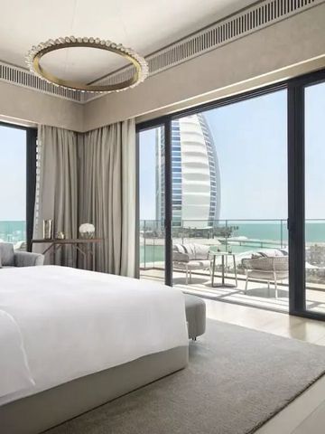 Elegantes Schlafzimmer mit Meerblick und moderner Einrichtung