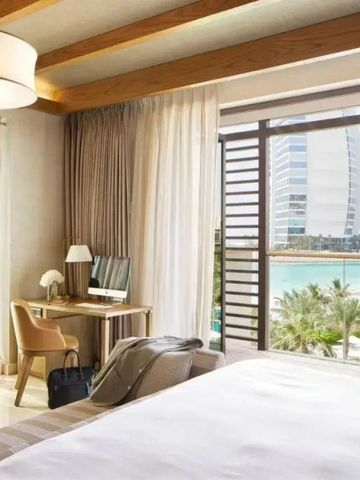 Elegantes Zimmer mit Schreibtisch und Ausblick auf das Meer