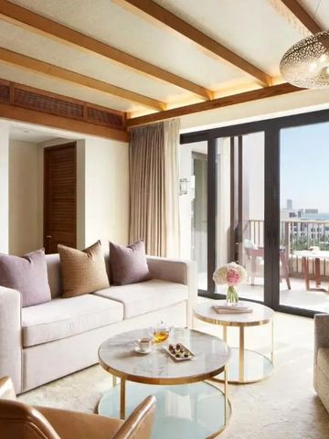 Luxuriöse Lounge mit Zugang zum Balkon und Meerblick