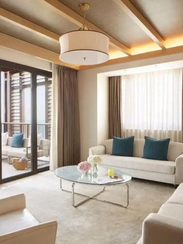 Luxuriöse Suite mit heller, eleganter Einrichtung und Balkonzugang