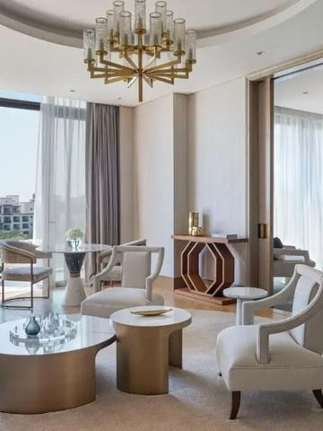 Großzügiges Wohnzimmer mit modernen Möbeln und Blick auf Dubai