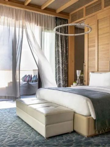 Geräumiges Schlafzimmer mit großem Fenster und natürlichem Licht