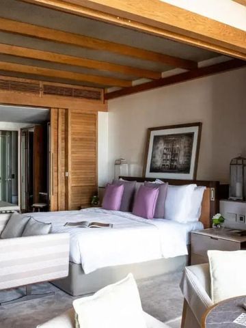 Offenes, gut gestaltetes Schlafzimmer mit gemütlicher Atmosphäre