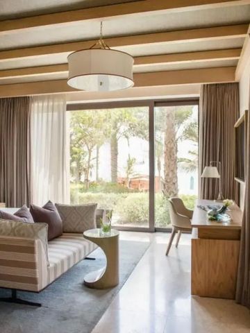 Schlafzimmer mit Gartenblick und eleganter Innenausstattung