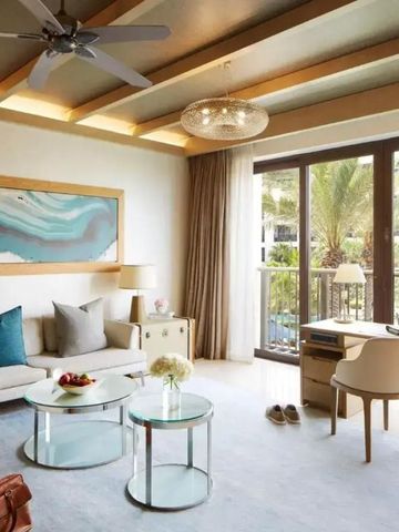 Helles Wohnbereichszimmer mit moderner Einrichtung und Blick nach draußen