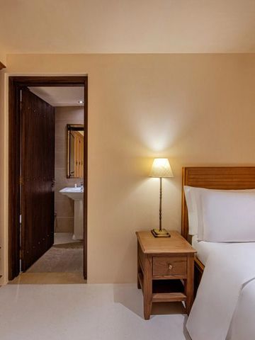 Gemütliches Schlafzimmer mit Holzdekor und weichem Licht