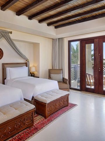 Helles Doppelzimmer mit traditionellem Dekor und Balkonblick