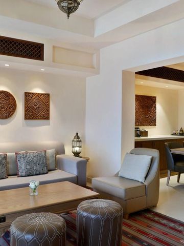 Moderner Wohnbereich mit stilvollen Sitzmöbeln und Kunstdekoration