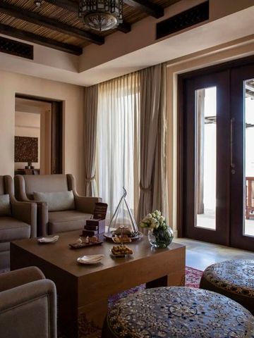 Gemütliche Lounge mit bequemen Sofas und Tageslicht