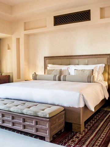 Elegantes Hotelzimmer im Luxus-Resort mit Kingsize-Bett und stilvollem Dekor