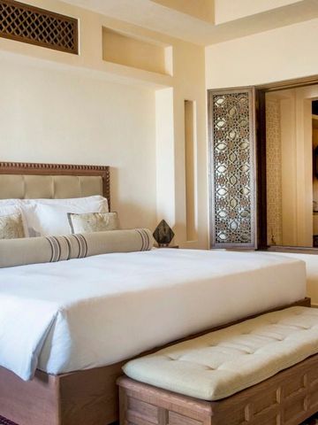 Luxus-Suite im Hotel mit großzügigem Bett und traditionellem Design