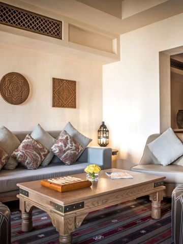 Einladendes Wohnzimmer im Hotel mit eleganter Möblierung und Dekoration