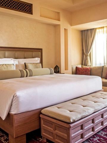 Helles und komfortables Hotelzimmer mit großem Fenster und gemütlichem Sofa